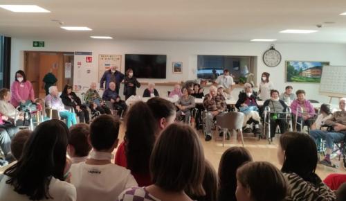 rsa-Nuova-colonia-castagnata-anziani-e-bambini-3
