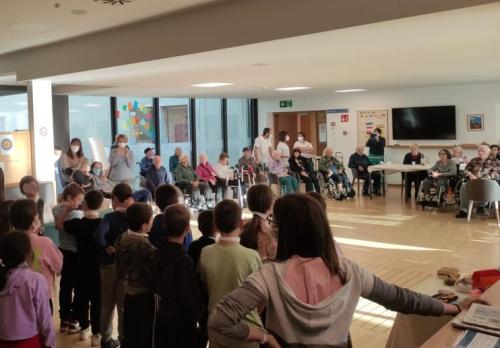 rsa-Nuova-colonia-castagnata-anziani-e-bambini-8